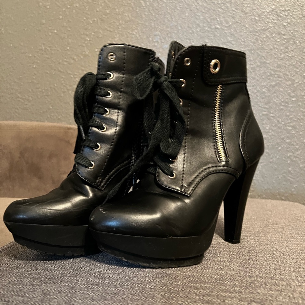 JLo Harlee mid ankle boot. black leather. size 6. USED. wear&tear visible.